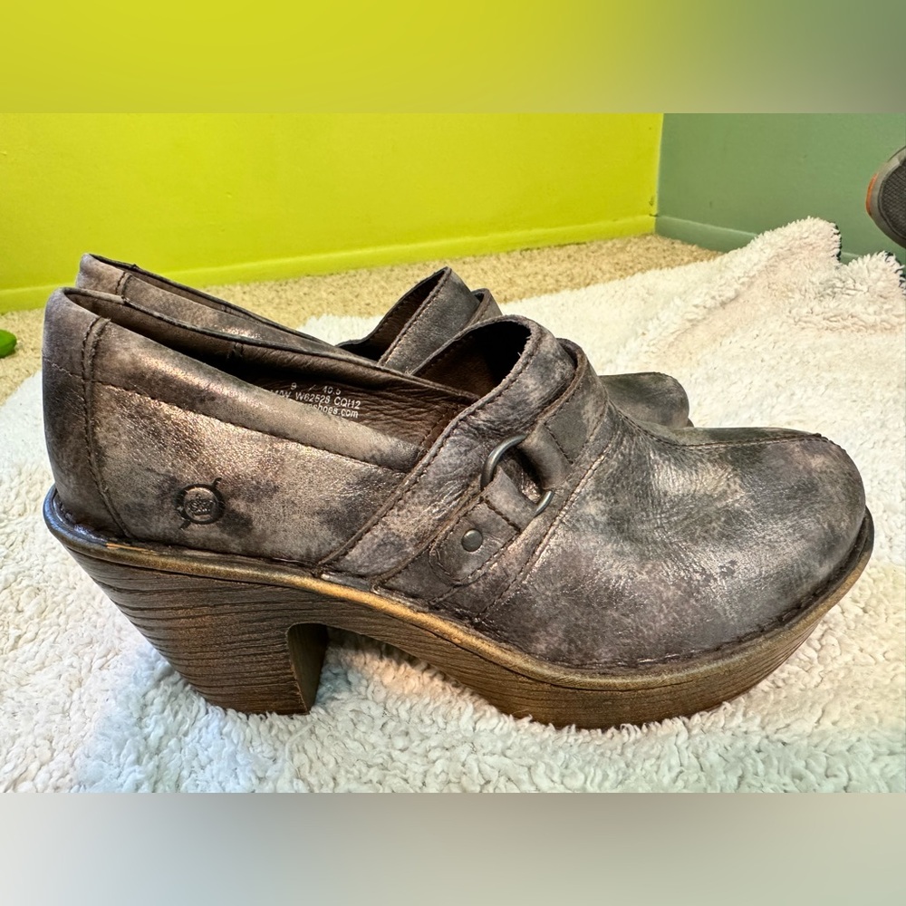 Born , size 9 , heeled loafer .